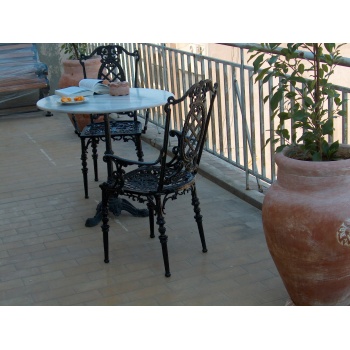 τραπέζι χυτό με κλασσικές φόρμες απο ειδικής προδιαγραφής μέταλλο για μεγάλη διάρκεια ζωής κ μηδενική συντήρηση   