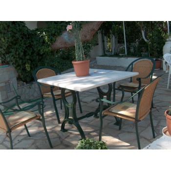 Μαντεμένιο τραπέζι χυτό υπερ βαρεως τυπου   με κλασσικές ανάγλυφες παραστάσεις για 4-6 άτομα