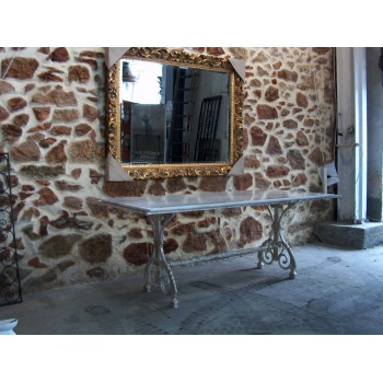 μαντεμένιο τραπεζι χυτο με παραστάσεις ανάγλυφες κλασσικές για 10-12 ατομα 